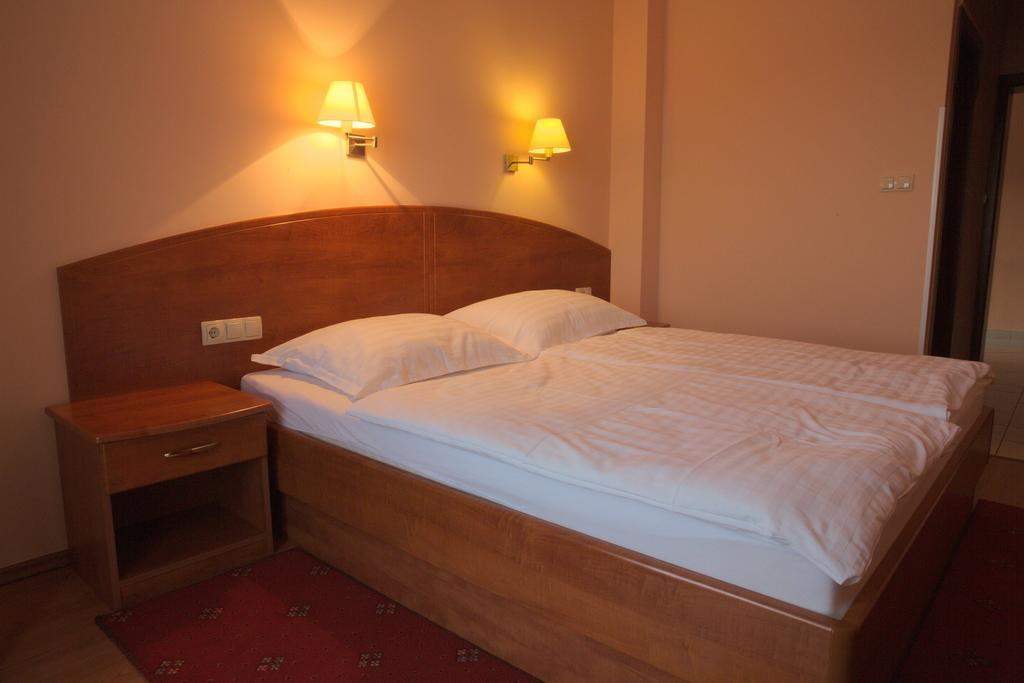 Tamaris Hotel New Translation