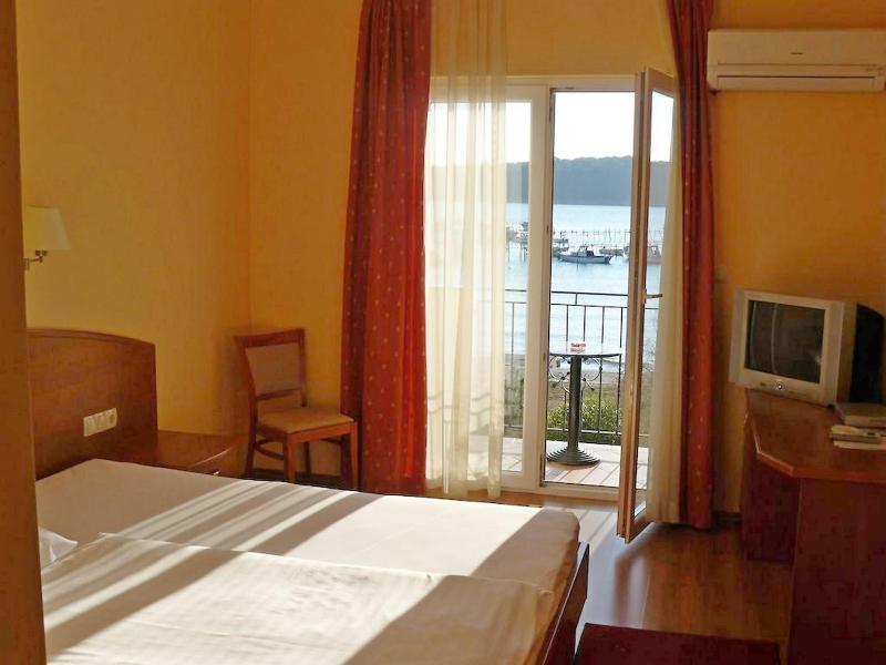Tamaris Hotel New Translation